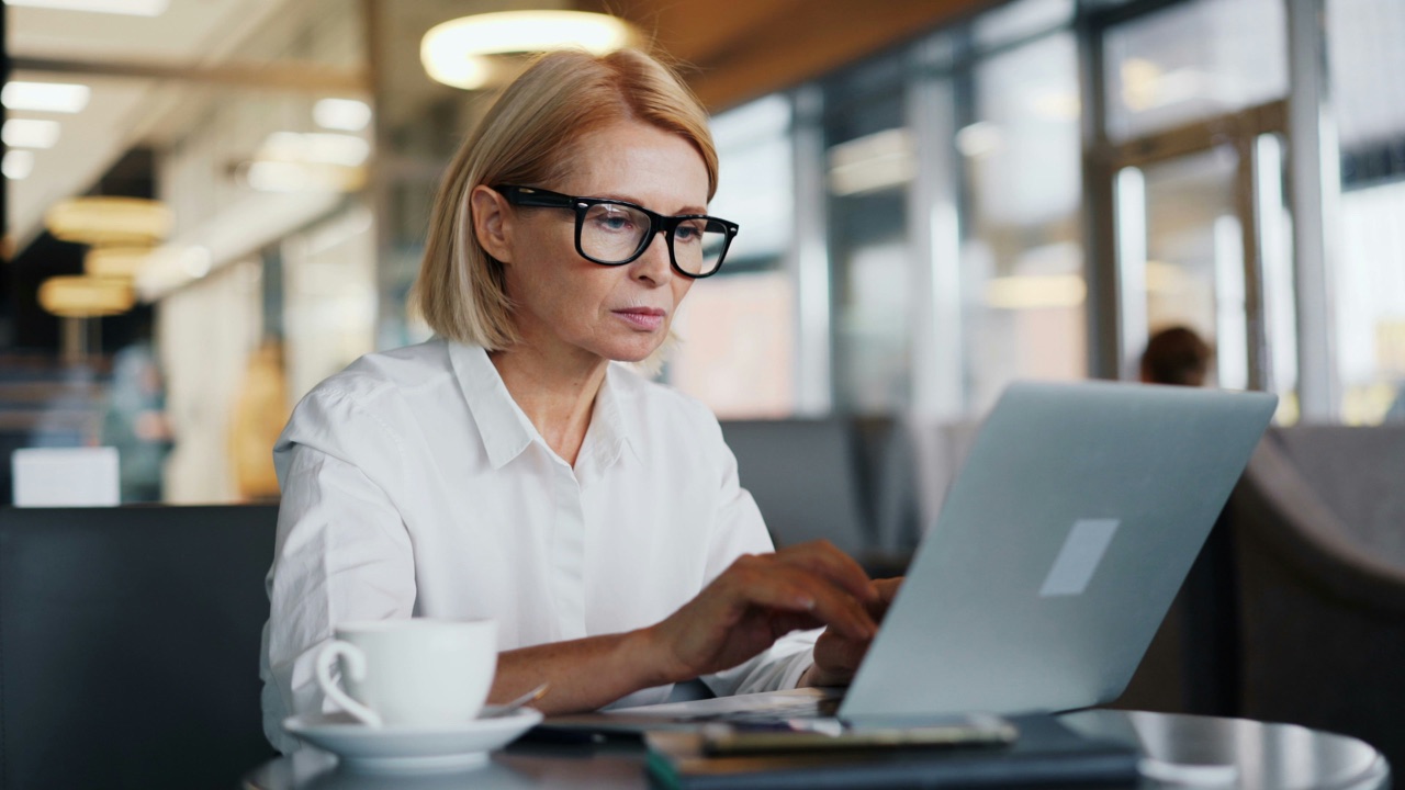 Fahrschul-Buchhaltung am Laptop mit dem YOU-DRIVE Finanzmodul