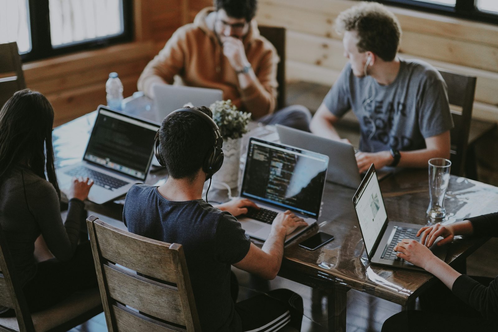 Team am Tisch mit Laptops – gemeinsame Vorbereitung auf die Fahrschulreform 2027