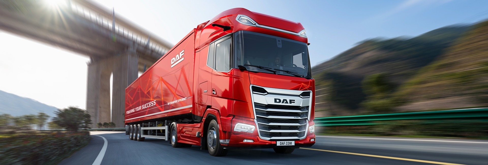Roter DAF-Lkw mit Sattelauflieger auf der Autobahn
